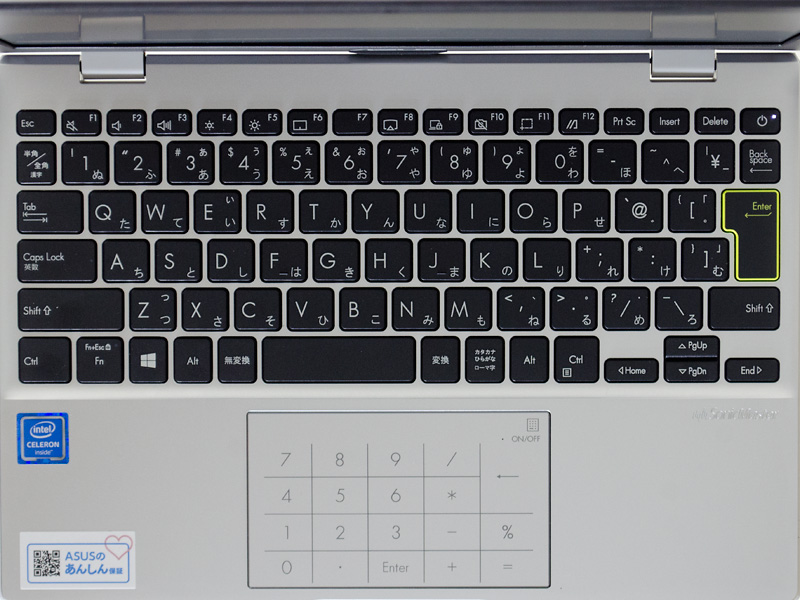86キー日本語キーボードでアイソレーションタイプ。[Enter]キーの周囲が黄色とワンポイント。タッチパッドは1枚プレート式でNumberPadにもなる