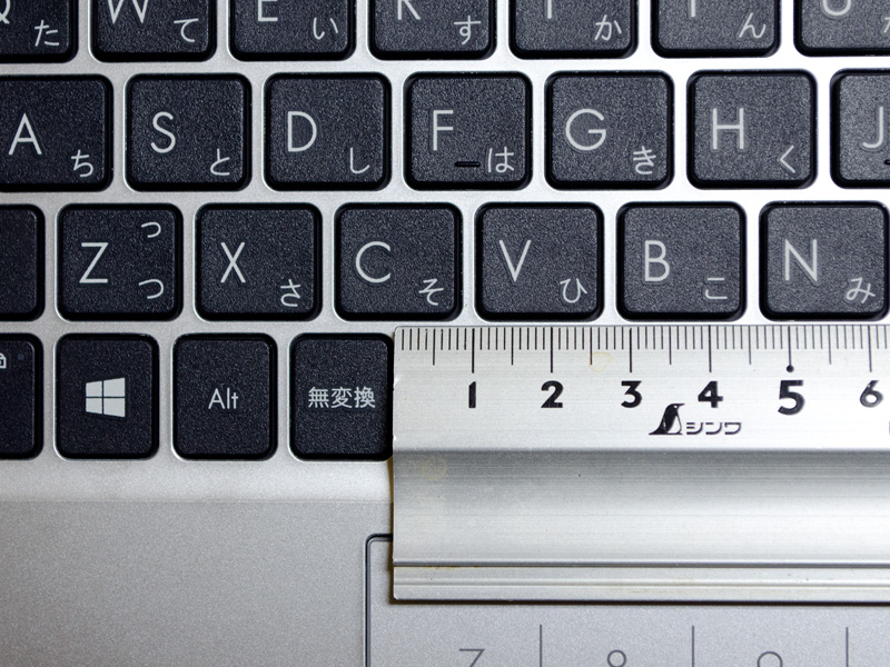 キーピッチは実測で約18mm。手前など一部狭くなっているが概ね均一