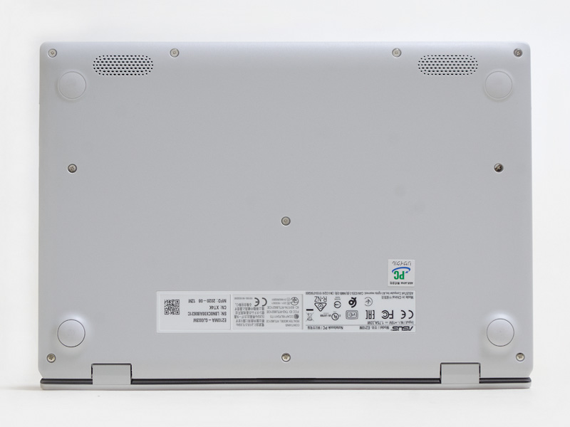 底面4隅にゴム足。手前左右にスピーカー
