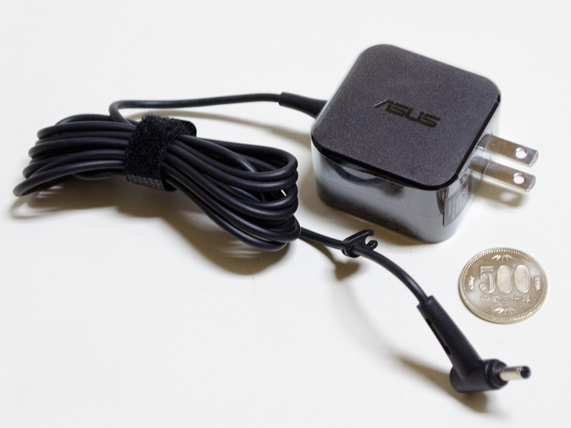 付属のACアダプタのサイズは約48×48×28mm(幅×奥行き×高さ)、重量115g、出力19V/1.75A