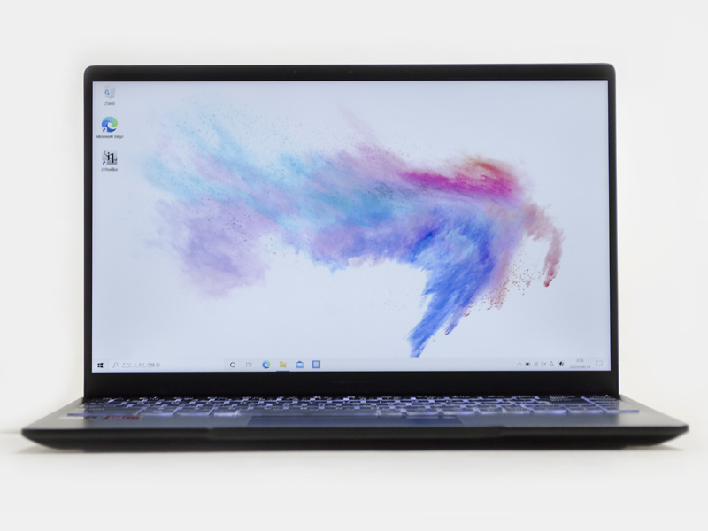 前面。パネル中央上にWebカメラ。画面占有率90%