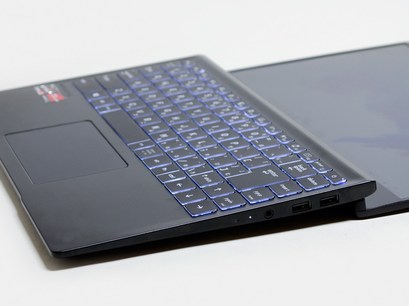 右側面。USB 2.0×2、音声入出力、ステータスLED