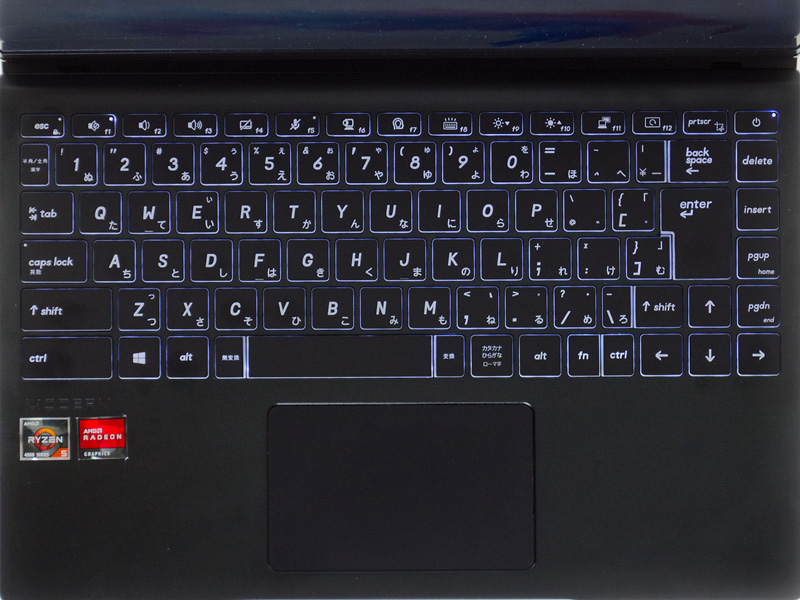 キーボード。オフまたは3段階の明るさ調節に対応したキーボードバックライト搭載日本語キーボード。キーストローク1.5mm。タッチパッドは1枚プレート式