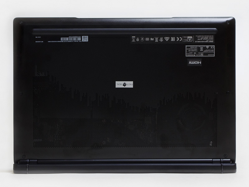 裏。手前左右のスリットにスピーカー。ゴム足は手前に1本バー。後ろはヒンジ兼の足