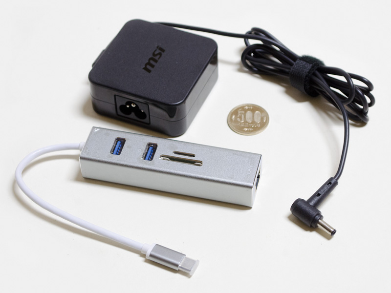 付属のACアダプタとドック。サイズは約65×65×28mm(幅×奥行き×高さ)、重量184g、出力19V/3.42A。Dock(Type-C/USB 3.0×2、SDカードスロット、microSDカードスロット、Gigabit Ethernet)付属