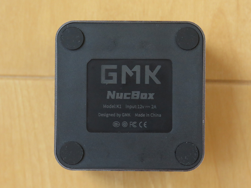 本体底面。LarkBoxとは異なり、分解するためにはゴム足を外す必要がある