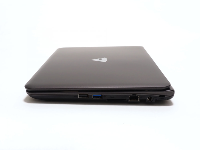 小型だが有線LANやミニD-Sub15ピンを搭載する