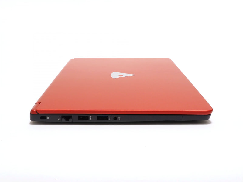 側面のインターフェイスはmouse X4-i5と同じだが、このほか前面にmicroSDカードスロットが追加されている。有線LANも利用可能だ