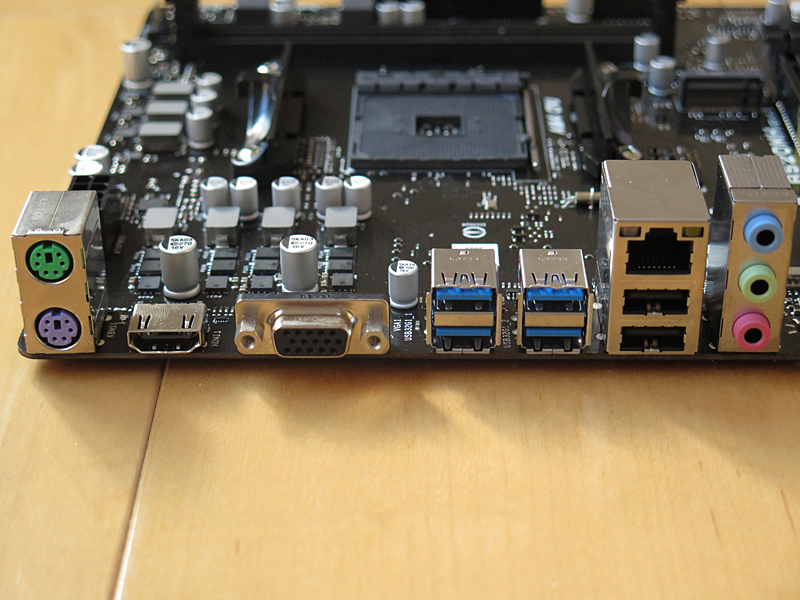 背面インターフェイスはUSB 3.0×4、USB 2.0×2、Gigabit Ethernet、ミニD-Sub15ピン、HDMI出力、PS/2×2と控えめ。USB 3.1などのインターフェイスはないが、十分だろう