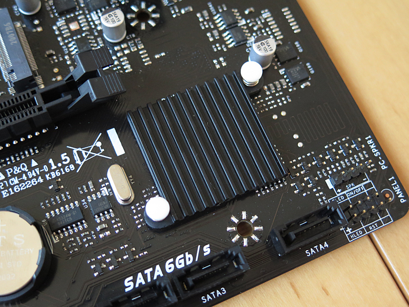 このヒートシンクの下にA520チップセットがある。ヒートシンクを外そうと思ったが接着が強く無理だった