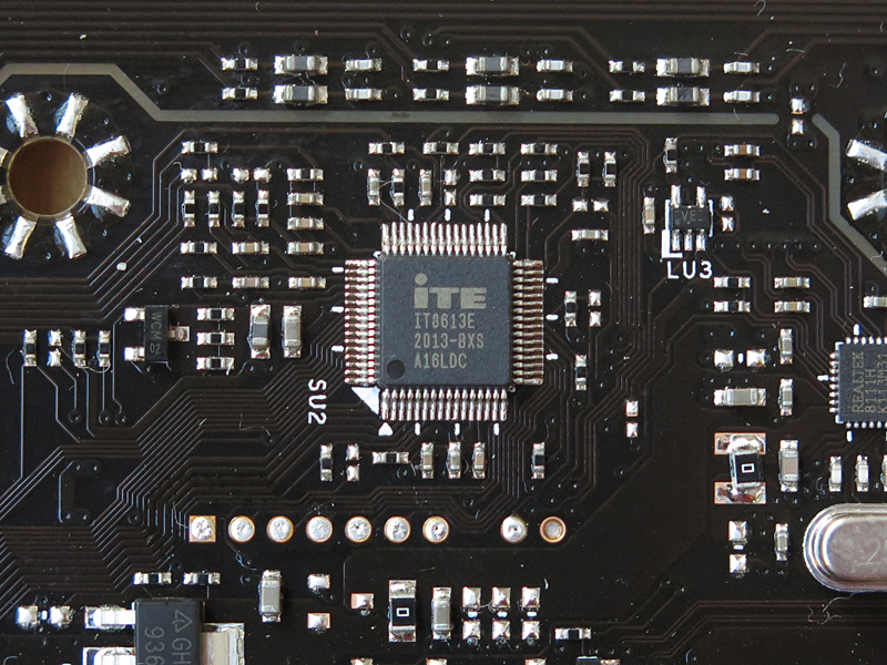 Super I/OチップはITEの「IT8613E」である