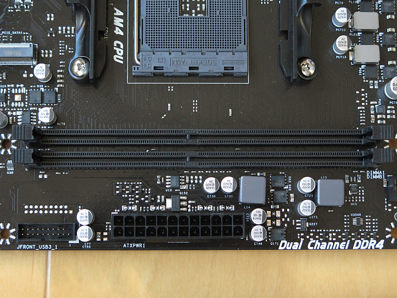 メモリスロットは2基。もっとも、今では32GBモジュールも安価に出回っているため、64GBまで拡張することはたやすい