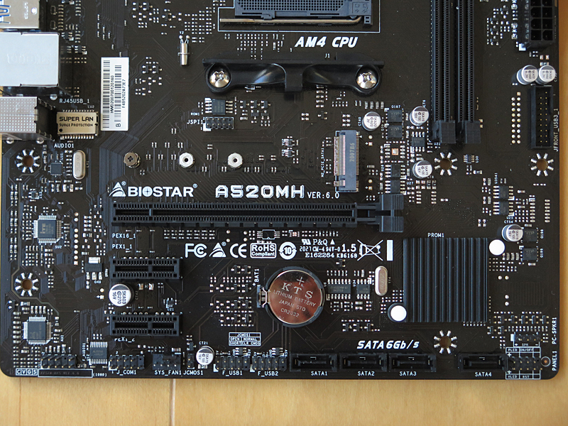 M.2とPCI Express x16スロットはいずれも3.0までの対応となる。SATA 6Gbpsポートも4基しかない