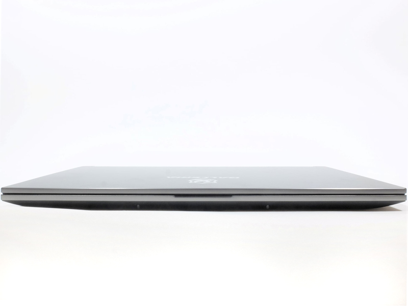 前面に端子類はとくになし