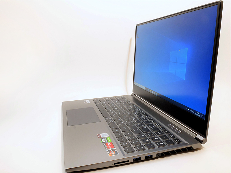 ディスプレイは狭額縁の非光沢液晶を搭載。パネルは不明だが視野角は良好