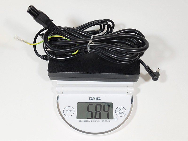 ACアダプタの重量はケーブル含めて実測で584g、ACアダプタ本体は高さは低めだがその分面積が広い作り