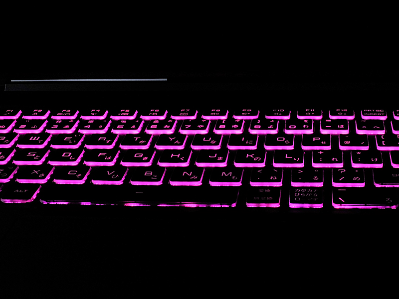 LEDキーボードを搭載し、煌々とLEDを点灯させることが可能