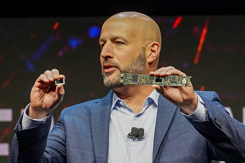 2020年年頭のCES 2020の記者会見でTiger Lakeのパッケージ(左)と搭載システムボード(右)を公開するIntel上級副社長兼クライアントコンピューティング事業本部長のグレゴリー・ブライアント氏