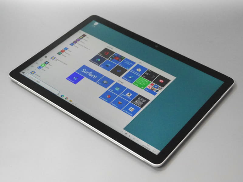 本体外観。カメラ位置や背面のキックスタンドなど横向きが前提のデザイン