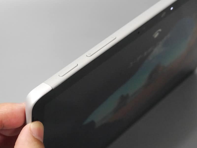 上部には電源ボタンおよび音量ボタンを備える