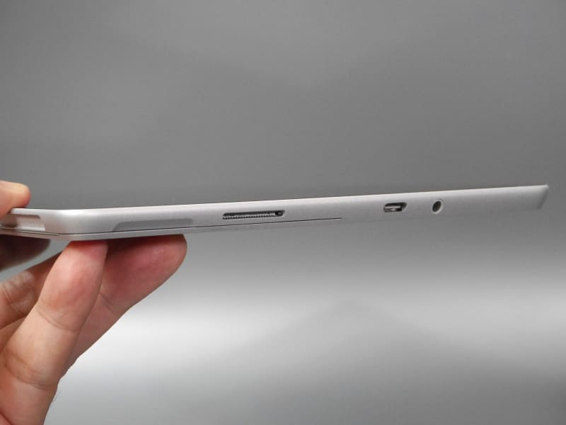 USB Type-C端子、イヤホンジャック、電源ジャック(Surface Connect)は右側面に集中している
