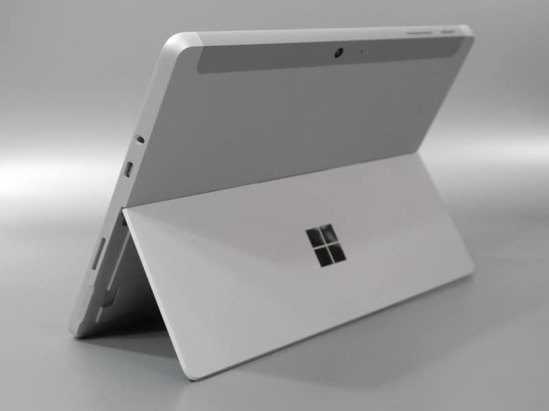 キックスタンドを立てた状態。角度は無段階で調整できる