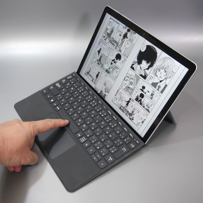 一般的には、タイプカバーを装着したノートPCスタイルのほうが馴染みがあるだろう。ちなみにこの状態ではスペースキーでのページめくりも可能