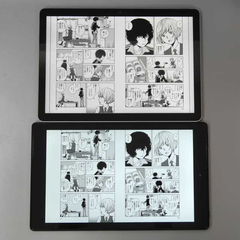 本製品とFire HD 10(下)の比較。横に長いワイド比率、かつもともと10.1型と小さいこともあり、本製品のほうがひとまわり大きく表示される