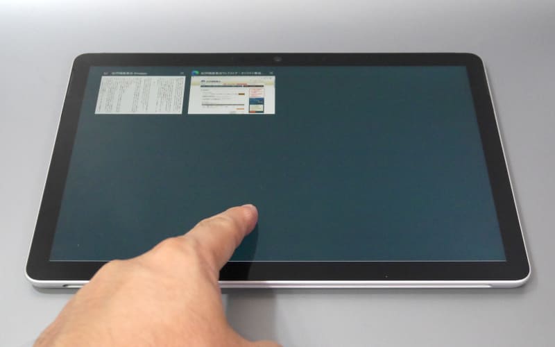 ページめくりの際、ベゼルをまたいで画面左端→内側にスワイプすると、このようにアプリ切り替えの画面が表示されてしまう