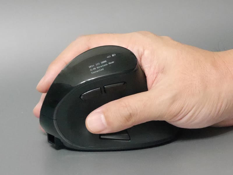 実際に握った状態。エルゴノミクスデザインのマウスによくある縦に握る形状