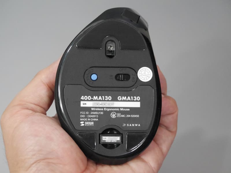 底面。スライドスイッチによりBluetoothと2.4GHz帯独自方式を切り替えて使用する