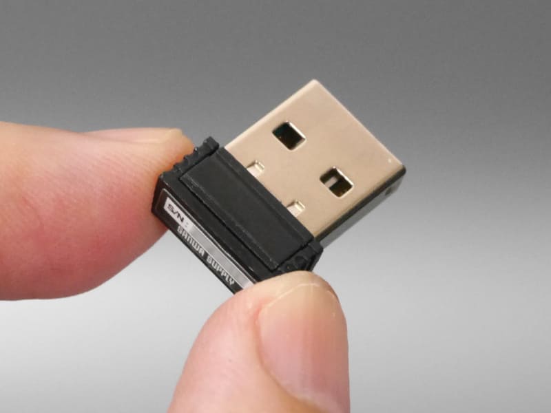 2.4GHz帯での接続に使用するUSBレシーバ。使わないときは底面に収納しておける