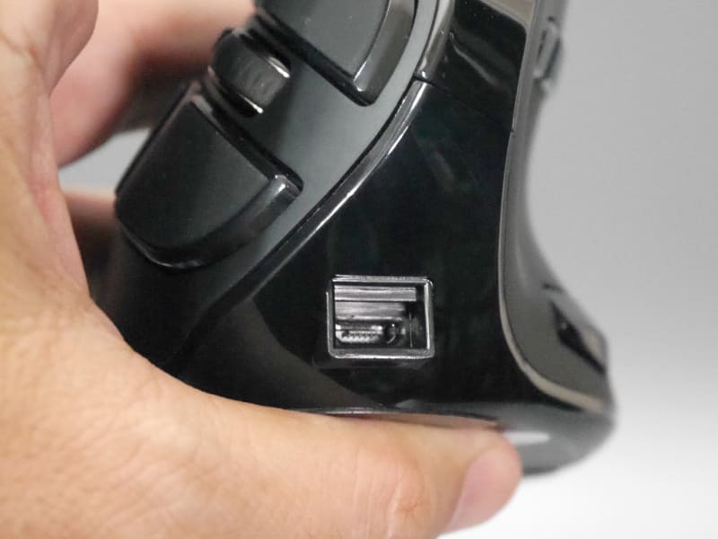 本体の充電は本体先端のUSBポートから行なえる。USBマウスとして使えるわけではない