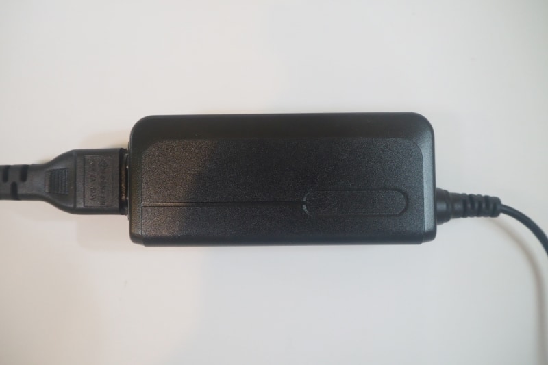 ACアダプタも比較的コンパクトで軽い