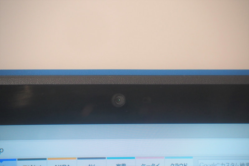 前面に200万画素カメラを搭載。スライドシャッターにより、カメラを物理的にふさぐことができる