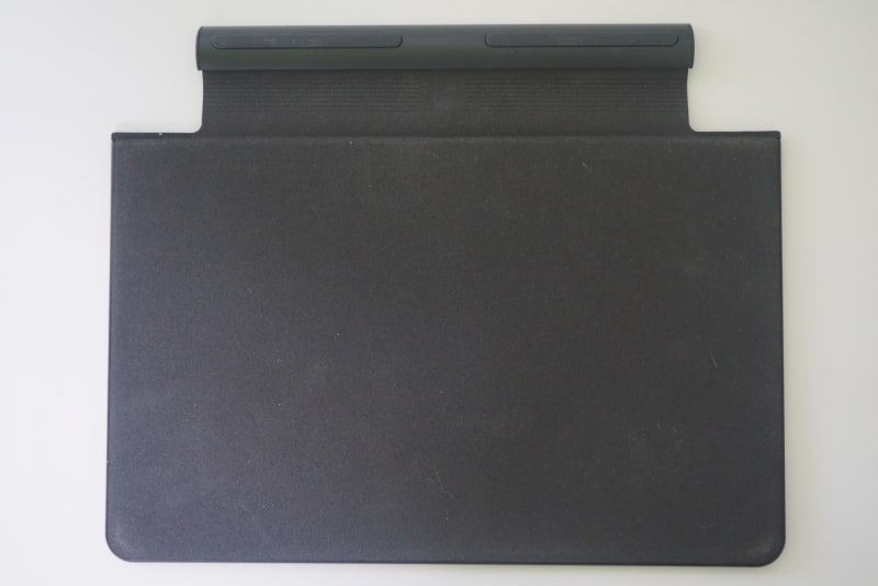 キーボードカバーの裏面。本体に装着するとこちら側が外になり、液晶を保護する