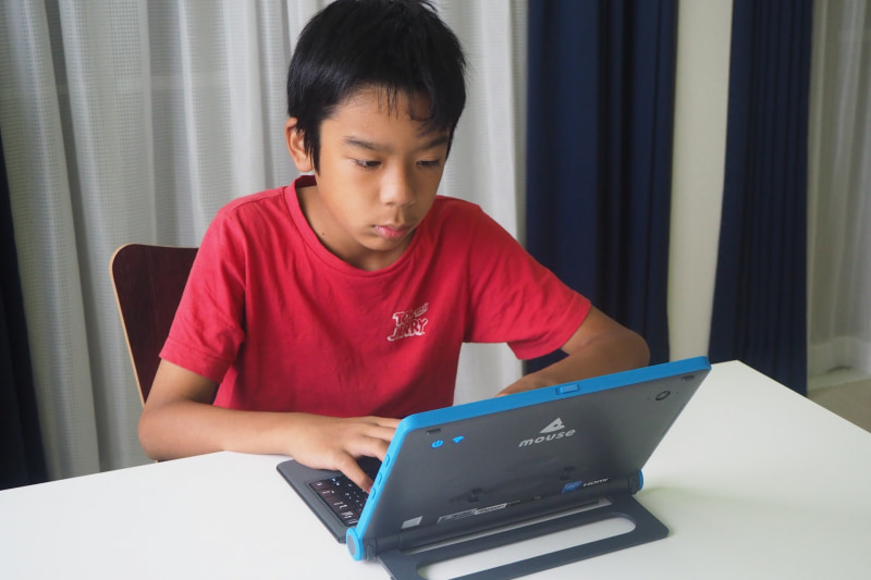 mouse E10のキーボードで入力をしている息子