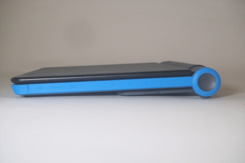 本体左側面のインターフェイス部は、防滴防塵のためのカバーで保護されている