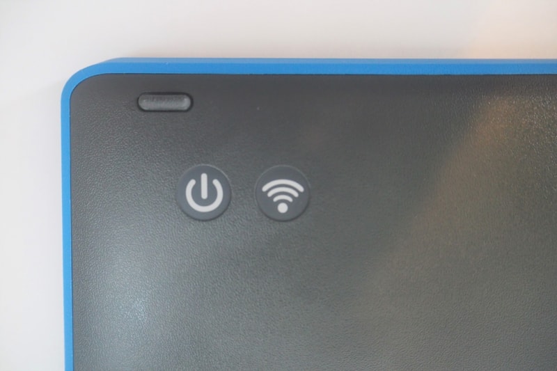 背面に電源とWi-Fiのインジケータが用意されているのもユニークだ
