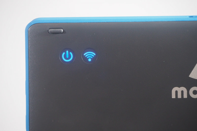 電源が入っている状態では電源のインジケータが青く光り、Wi-Fiに接続中はWi-Fiインジケータが青く光る