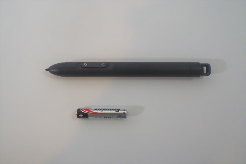 アクティブ方式のスタイラスペンが付属する。下は電源の単6電池