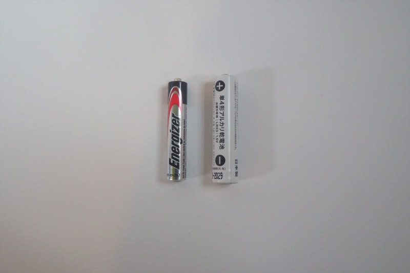 単6電池(左)は単4電池(右)よりも細くてやや短い