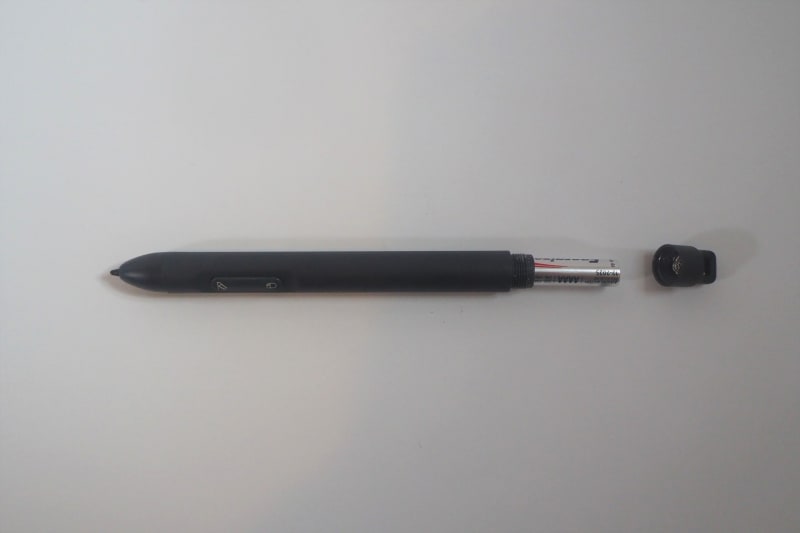 このようにペンに単6電池を入れる