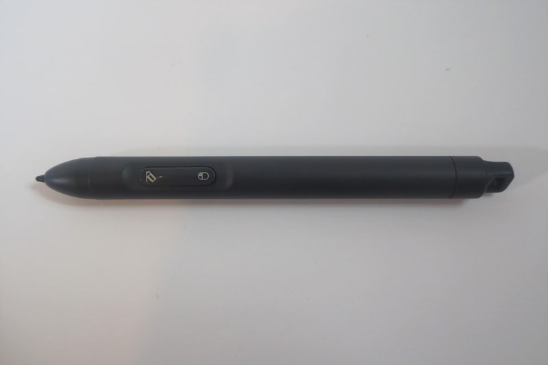 スタイラスペンの側面には、2つのボタンがついており、消しゴム機能や右クリック機能が割り当てられている
