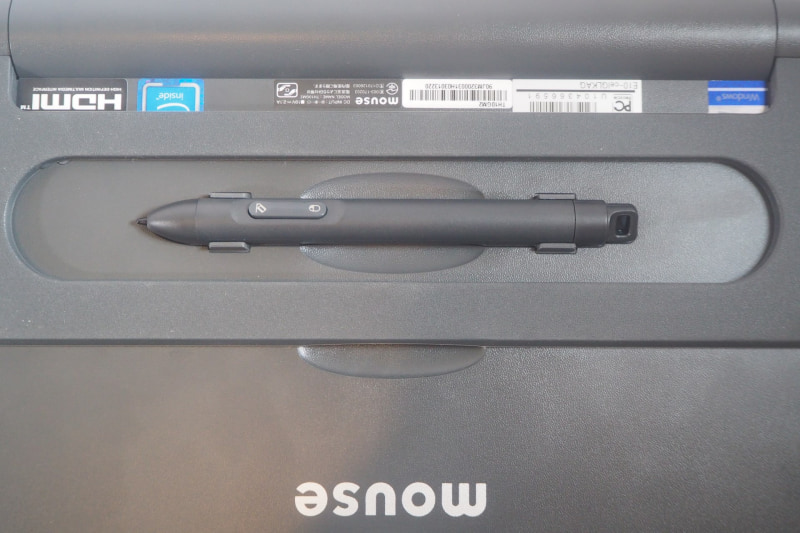 本体底面にはスタイラスペンを装着するためのホルダーが用意されている