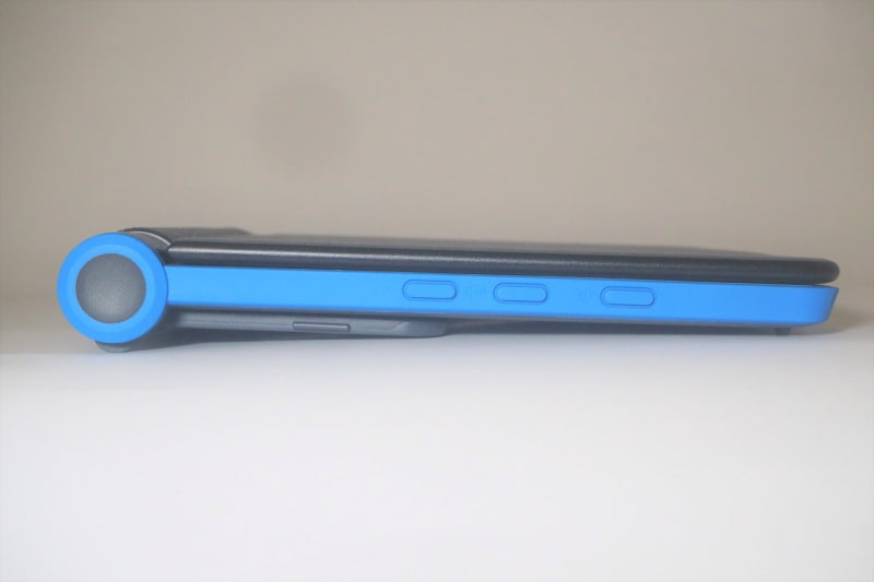 右側面には、電源ボタンと音量アップボタン、音量ダウンボタンが用意されている