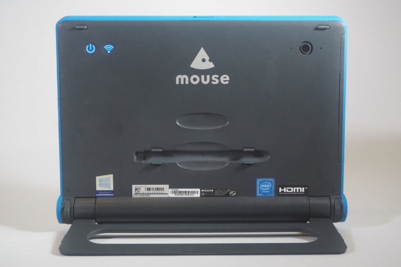 本体には一体型スタンドが装備されており、立てて使うことができる