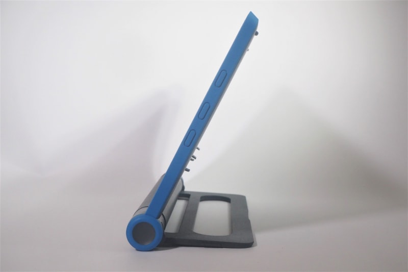 スタンドを立てた状態を横から見たところ