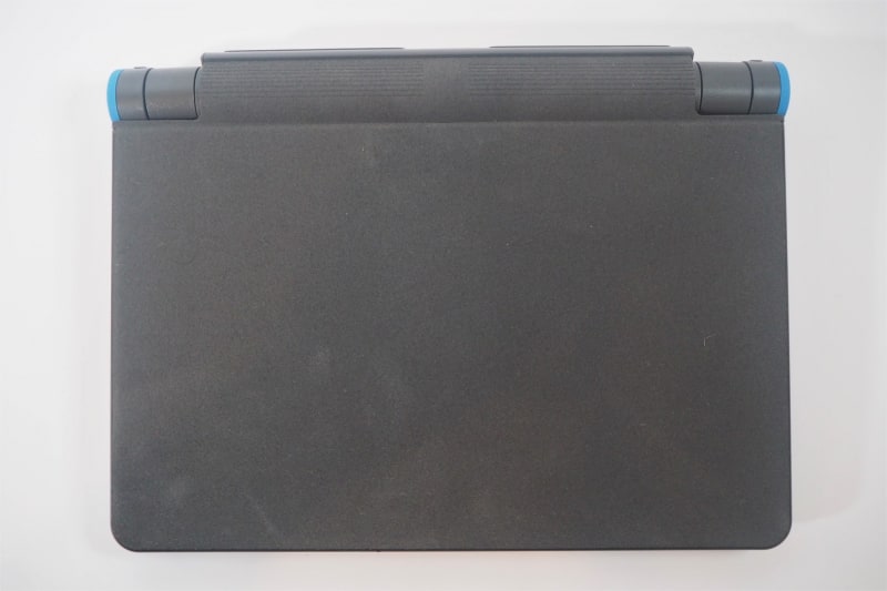 mouse E10の上面(キーボードカバー装着時)。キーボードカバーの表面にはスエード調の素材が使われている