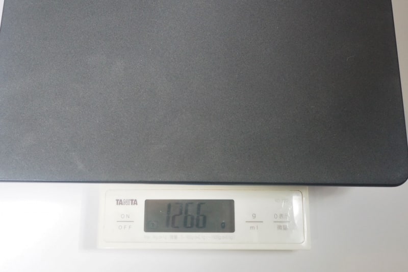 キーボードカバー込みの重量は実測で1,266gだった